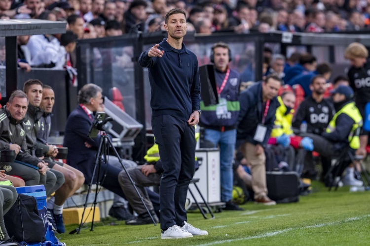 开云-爱游戏-也很惊讶！TA：巴萨更衣室没想到阿隆索西超杯决赛第二天就下课了