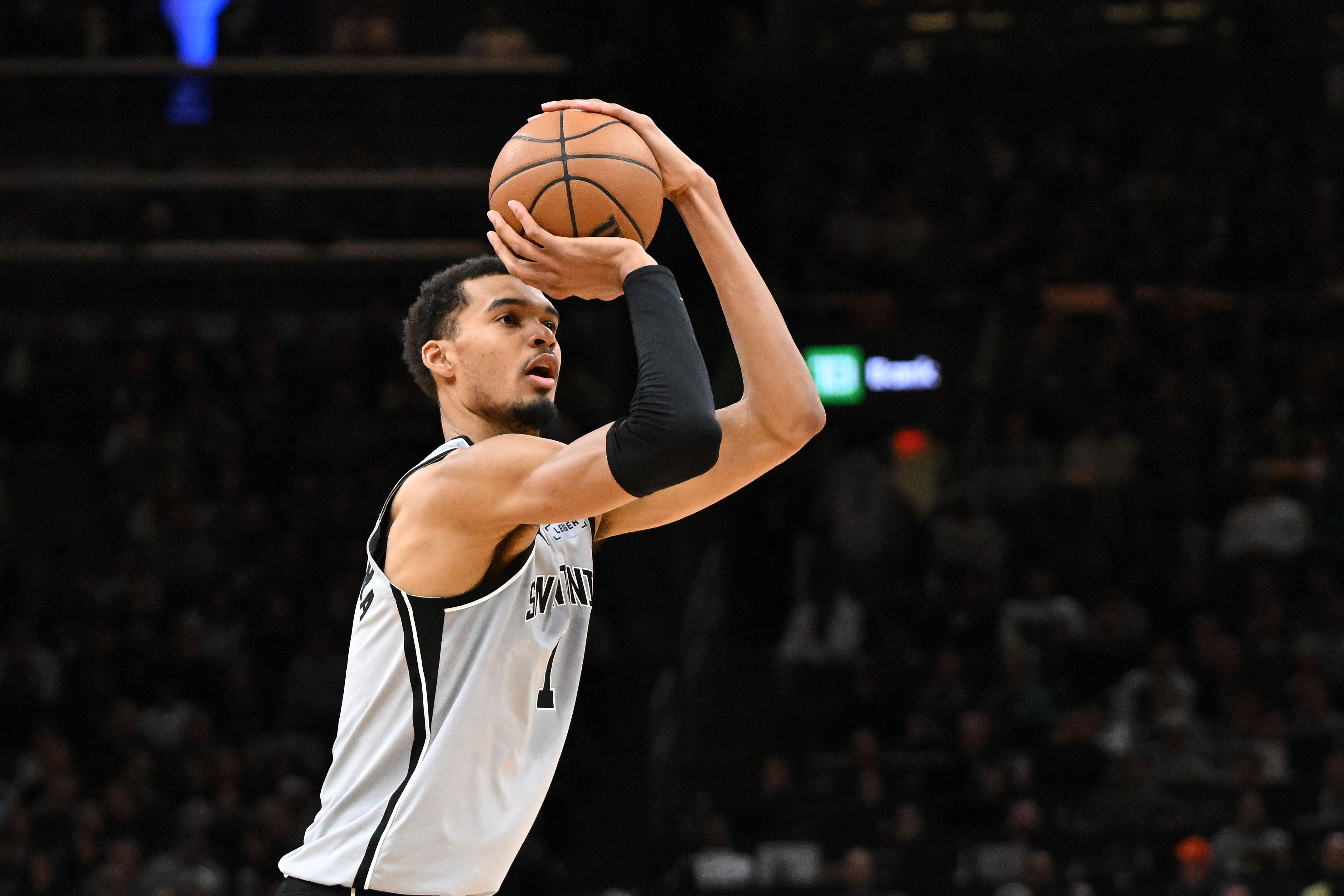 开云登录入口-上演王者归来！文班受伤后再回归 半场11分6板带队保持领先！