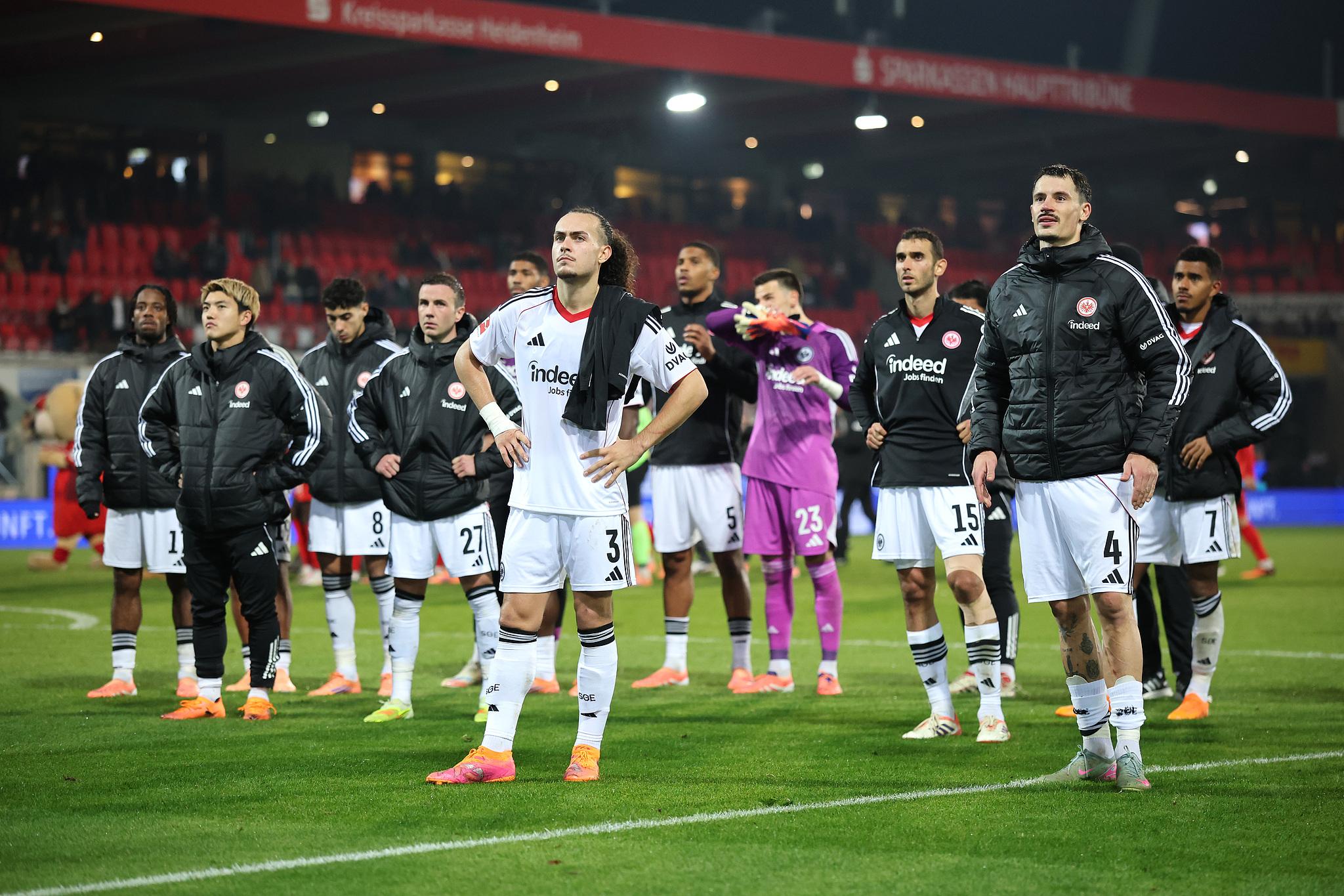 Kaiyun Sports-开云体育-沮丧的法兰克福球员深度剖析